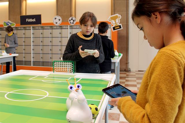 스페인 초등학교 사로잡은 한국 코딩로봇… SKT, 정보통신기술 영토 확장