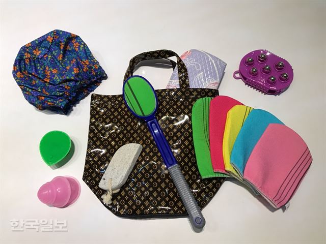 [목욕재개] 25년 세월을 버틴 남대문의 ‘4평짜리 목욕 잡화점’