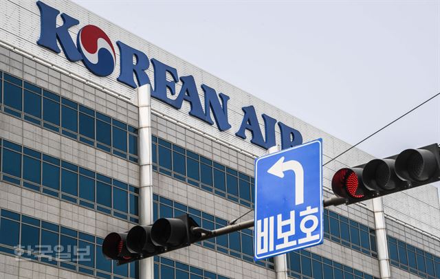 경찰, ‘물벼락 갑질’ 대한항공 압수수색… 조현민 휴대폰 확보
