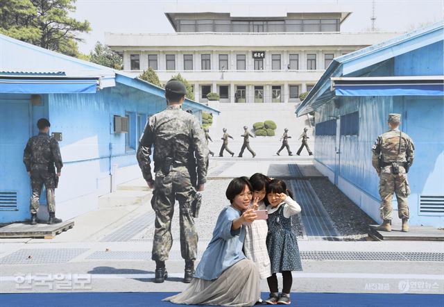 [포토].서울광장에 설치된 판문점 포토존