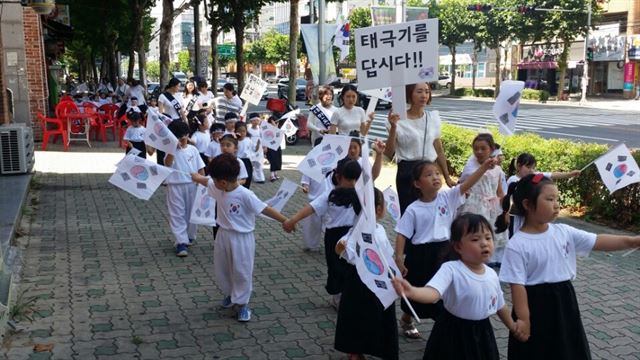 대구 유치원생 대한독립 만세! 광복절 기념 퍼레이드