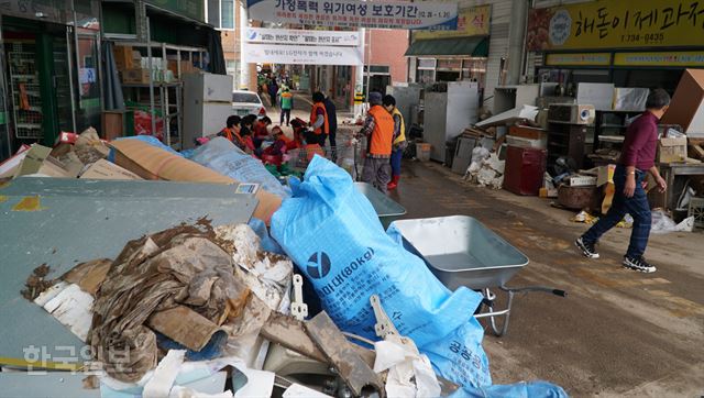 태풍 직격탄 영덕, 더디기만 한 복구… 애타는 민심
