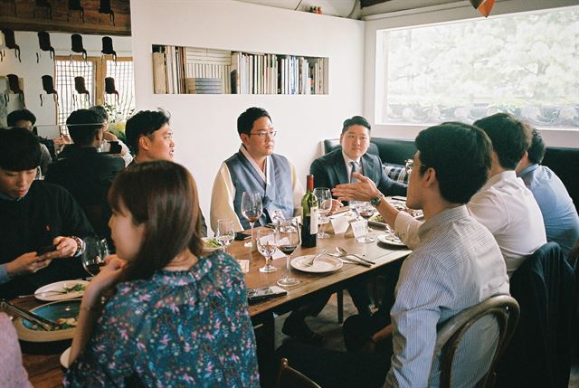 [겨를] 토크쇼부터 1박 2일 캠핑까지… 결혼식이 즐거워졌다