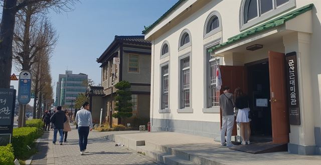 선유도 가는 길 굽이굽이 해안절경… 버스 내리자 “와~ 1930년대”