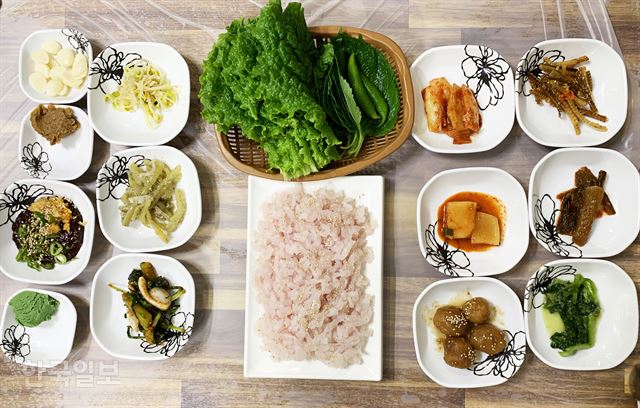 두 명의 충신, 두 명의 천사 품은 녹동항…금계국은 무심한 듯 활짝