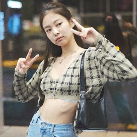 블랙핑크 제니, 노메이크업 실화야? ‘명품 개미허리’