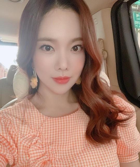 [HI뭐하세요?] 트로트 가수 전업한 김나희, ‘어딜 가도 미모 뿜뿜’