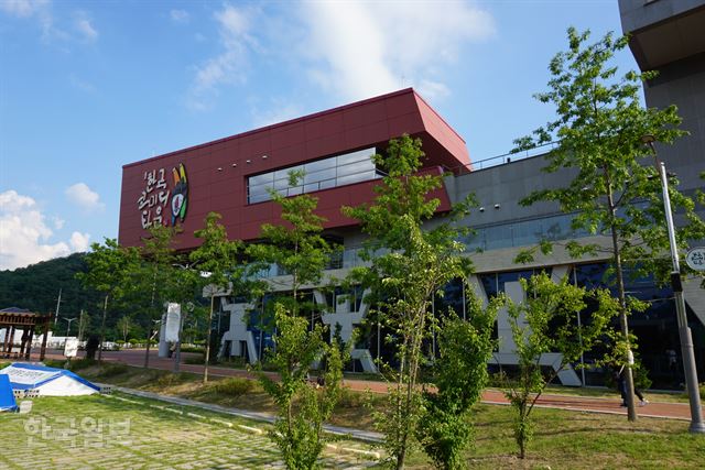 [시티투어]<32 청도> 유등연지 연잎 물결, 청도읍성 붉은 노을에 탄성… “청도의 밤을 거닐다”