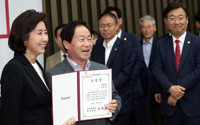 “주광덕, 곽상도는 표창장 하나 더 줘야”… 한국당 의총장 웃음바다 된 이유는