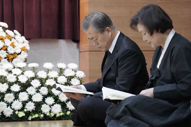 [포토] 故 강한옥 여사의 빈소 지키는 문재인 대통령