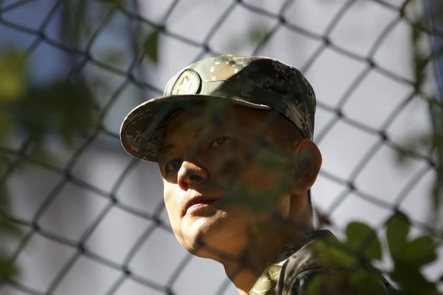 전쟁 같은 홍콩 시위… 경찰 음향대포 동원, 시위대는 장갑차 불태워