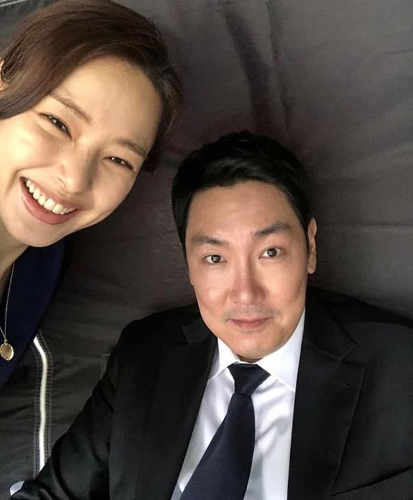 이하늬X조진웅, 시선강탈 케미..“블랙머니 보러 오이소”