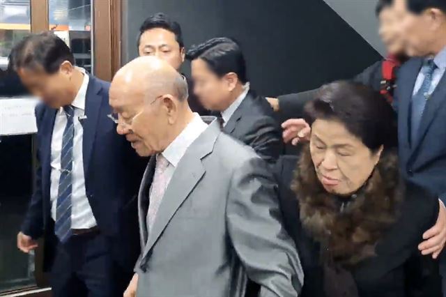 12ㆍ12 주역 전두환ㆍ노태우 홍보용 사진, 군부대서 퇴출