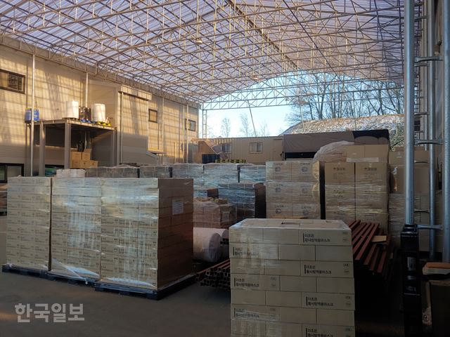 “남은 재료로 근근이 감당” 마스크 ‘생산 중단’ 사태 빚어지나