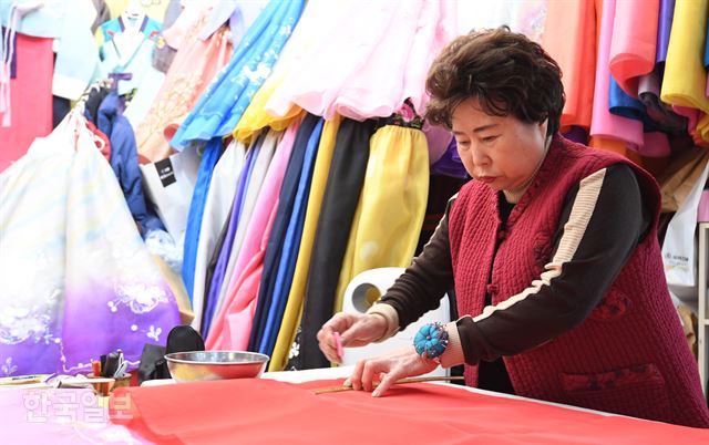 시어머니와 며느리의 우리옷 사랑 “한복은 세대를 아우르죠”