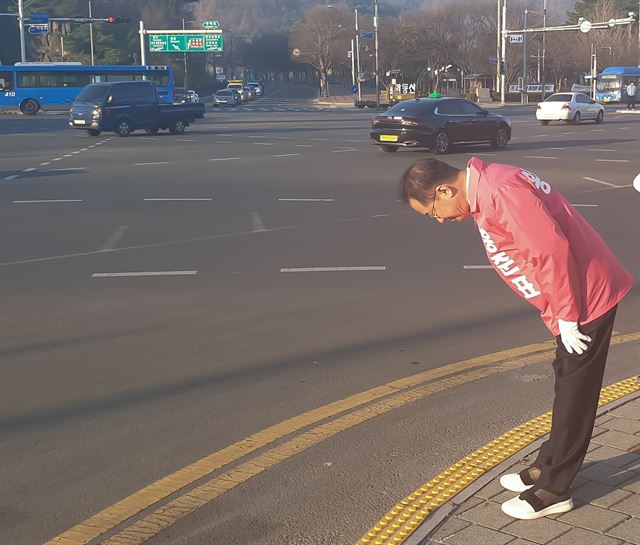 홍준표 대구수성을 예비후보 두산오거리 출근 인사로 활동 시작