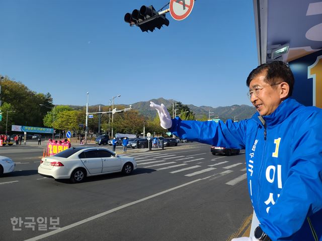 D-1 수성을… 민주당 이상식 후보 두산오거리 신호등 8개 한 바퀴 돌며 유세