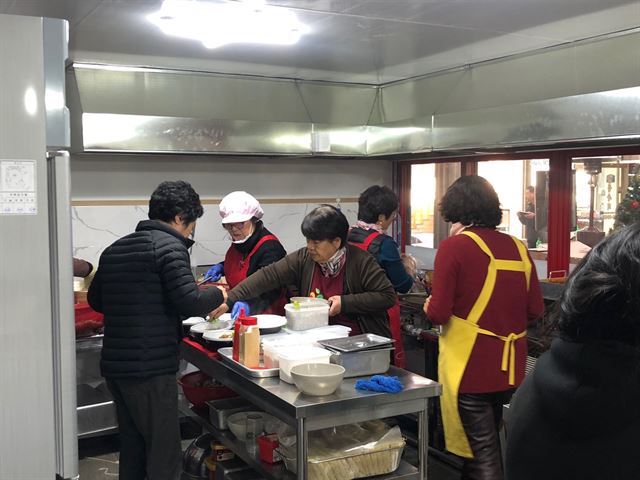 괴산 청천 버섯 분식카페 눈길