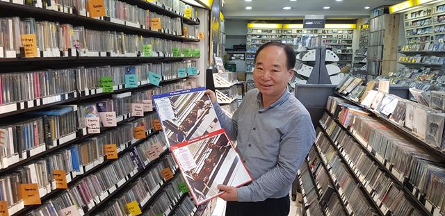 [방방곡곡 노포기행] “워크맨에 웃고 mp3에 울고… 장년층 추억 소환ㆍK팝 전도사로 새 활로”