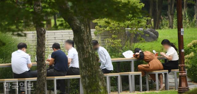 카페도 못 가고... 점심시간 산책로로 몰리는 직장인들