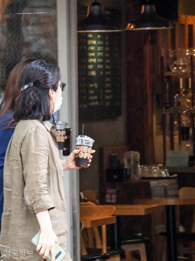 카페도 못 가고... 점심시간 산책로로 몰리는 직장인들