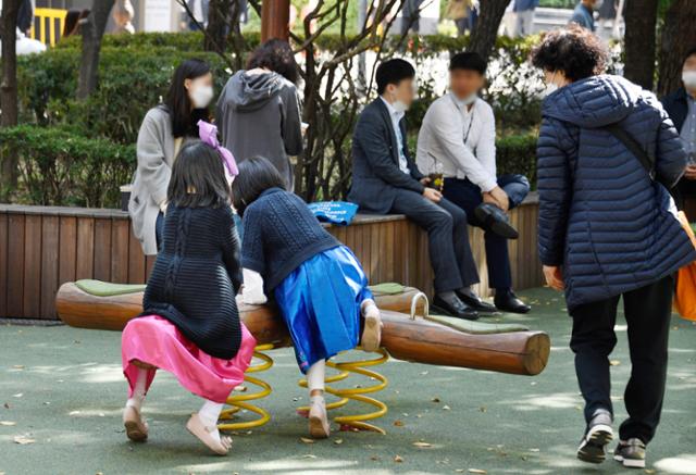 [뷰엔] 담배 피우고 술판까지… 놀이터를 빼앗긴 아이들
