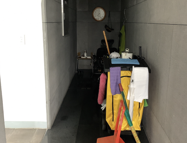 [단독] 화장실 휴지 상자 뒤 세 뼘 공간…서울대 청소노동자 쉼터였다