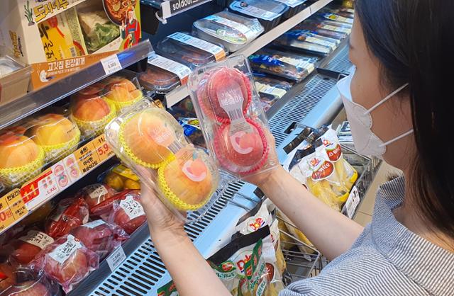 재난지원금 덕에 동네마트로 진화한 편의점...대형마트는 발 동동