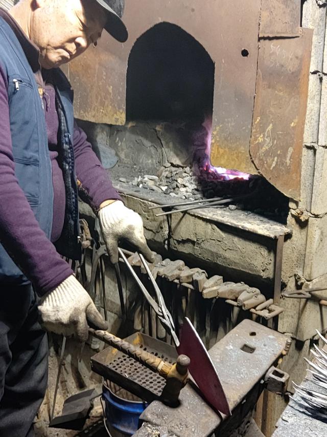 [방방곡곡 노포기행] 백지수표 뿌리친 칼 전문 대장장이