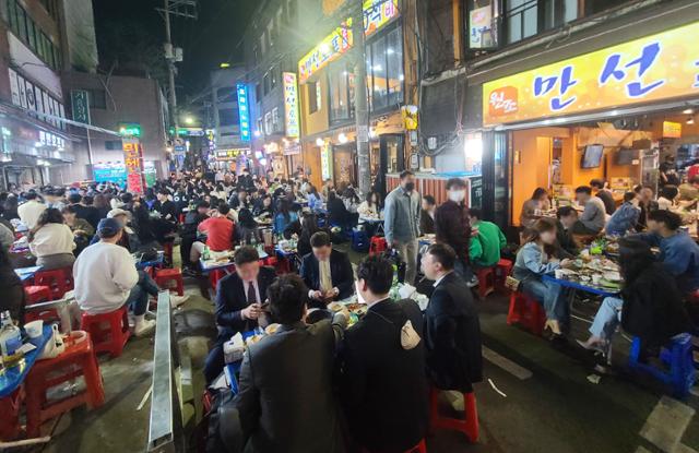 거리두기 해제 첫날… 을지로 호프 골목에 손님 한가득