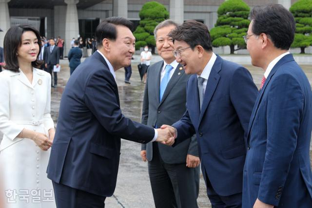 윤 대통령 첫 해외 순방 환송 행사... 이준석 빠지고, 권성동만 갔다