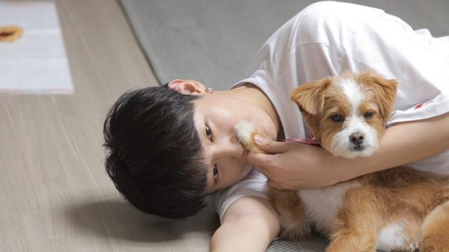 윤지성, 반려견 베로 입양한 사연 떠돌이 생활 중 구조 (우리집 상전)