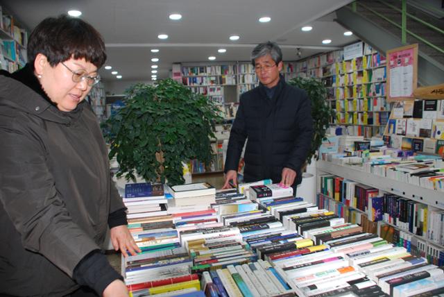 종이약국에 1960년대 잡지까지...향수 가득한 영주의 사랑방
