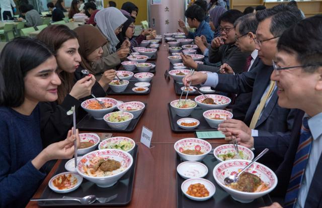 할랄이 뭐길래? 식품업계·동물복지 뜨거운 감자 [이용재의 식사(食史)]