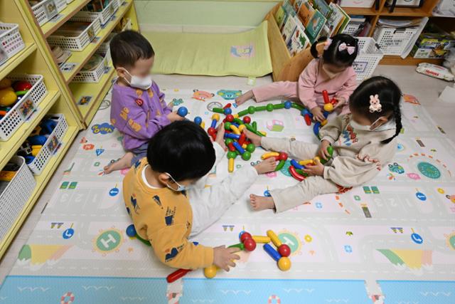 어린이집이냐 유치원이냐 갈림길... 세 살 때부터 싹트는 학력 격차의 씨앗