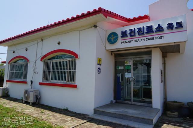 [그 섬에 가다] 풍부한 물, 완만한 지형, 천혜의 항구… 빨강 지붕의 가고 싶은 섬