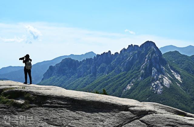 [느린 풍경] 설악산 보러 금강산에… 1시간 오르니 녹음의 파도 위에 울산바위가