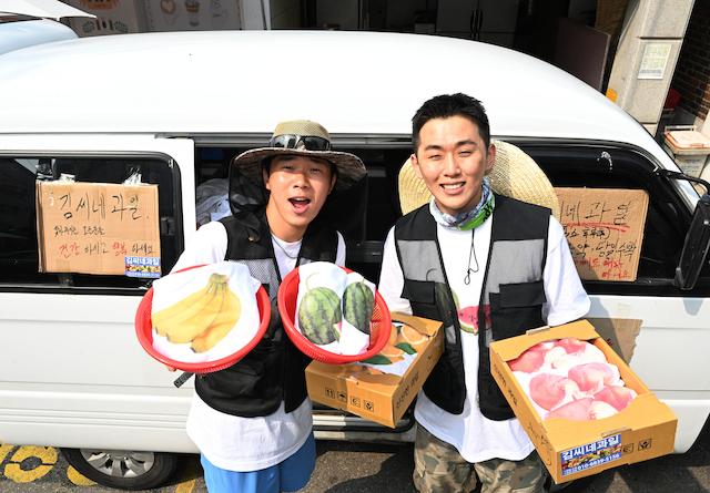 과일 티셔츠로 2030 마음 얻은 그 청년, 반려견용 티셔츠 만들었다