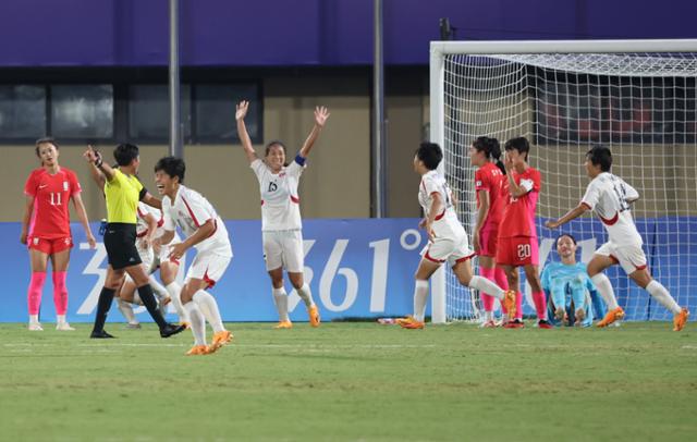 '1명 퇴장' 한국 여자축구, 북한에 1-4 완패… 25년 만에 4강행 실패