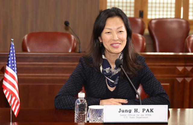 돌연 사임한 한국계 미국 국무부 관리, 불법 대리인 수미 테리와 엮였나