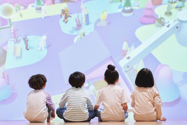 김 가루 청소 진실공방… 유치원 교사, 애들이 용변 닦게 해 반박