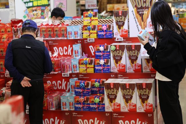 해태제과, 홈런볼 등 과자값 올린다…초코족 울리는 기후플레이션