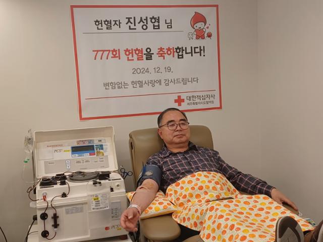 1초의 찡그림이면 생명을 구한다...이 남자가 헌혈을 멈출 수 없는 이유
