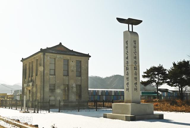 [느린 풍경] 물 위를 빙(氷) 둘러 은빛 동행(冬行)… 칼바람도 잠재운 협곡 속으로