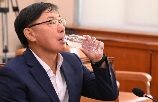 ‘대북송금’ 이화영 “연어·술파티 회유” 위증 혐의로 6번째 기소