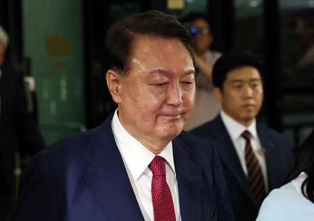 민주당 "윤석열, 자유 제한돼야…구속영장 신속 발부하라"