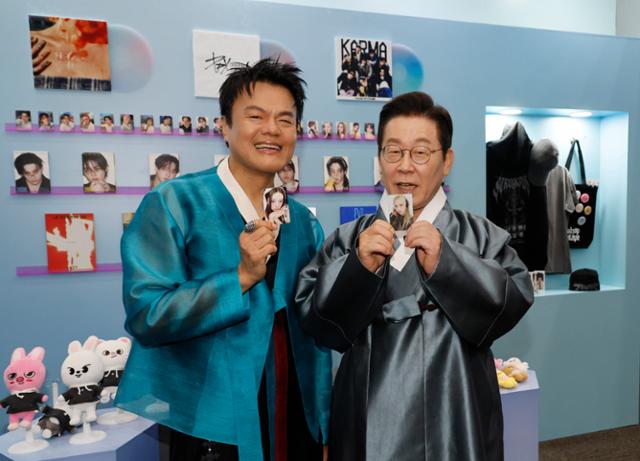박진영과 K-팝 응원봉 둘러본 이 대통령... "지난겨울 많이 봤다"