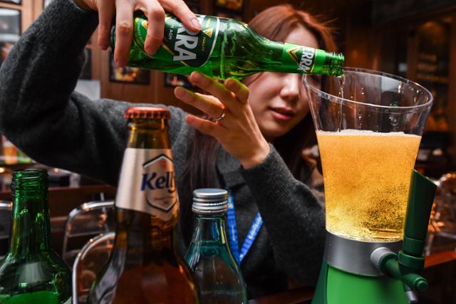 젠슨 황 '치맥 회동' 숨은 주인공은? 기도하며 소맥 탄 MZ 사원