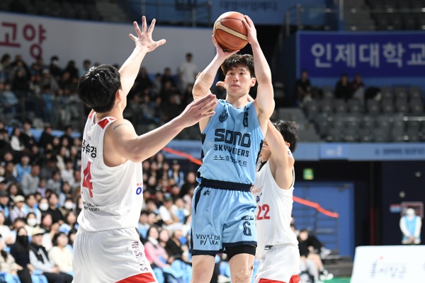 이정현 25득점 소노, SK에 84:77 승리로 연패 탈출