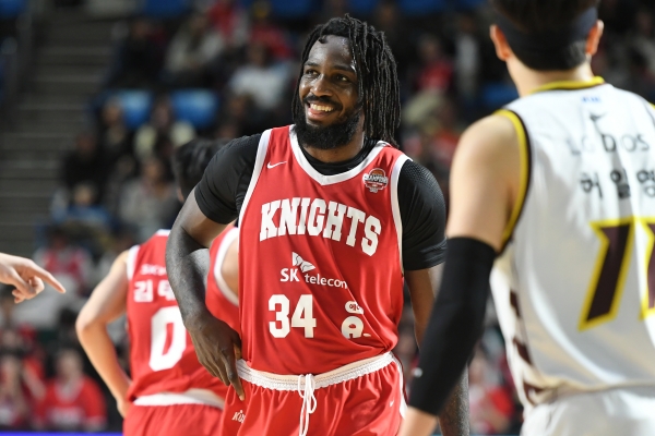 '시즌 40승 고지' SK, 2위 LG에 79:78 승리